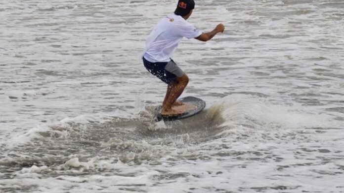 20230712-PAGEONE-Surfing
